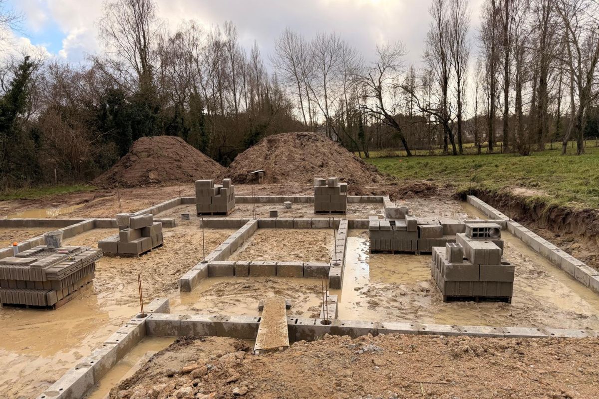 Chantier de construction d'une maison dans le Morbihan